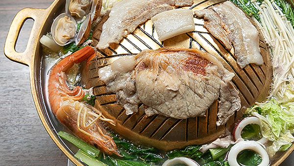 焼肉×鍋料理のハイブリッド！タイ家庭料理の「ムーガタ」を満喫